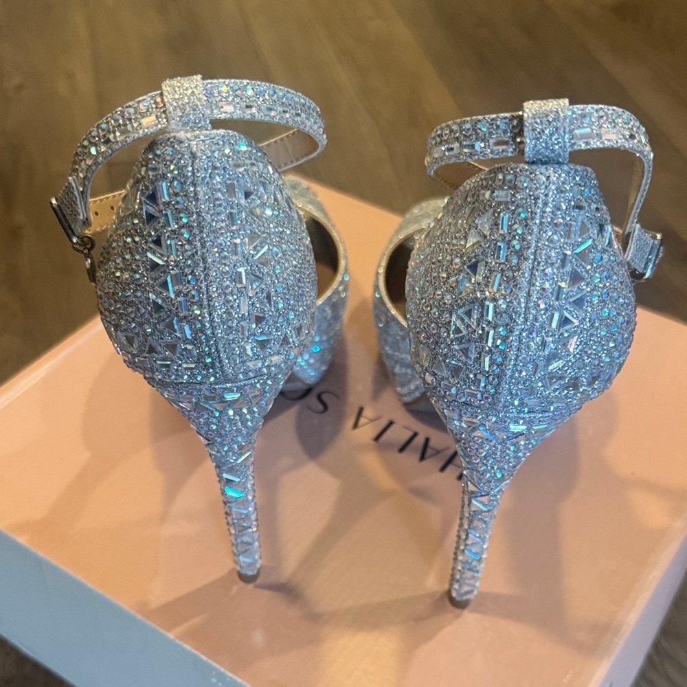 🆕 Gorgeous Thalia Sodi Silver Crystal T-Strap Peep-Toe Heels. New in Box!🎉 - Picture 4 of 7